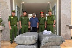 Phát hiện khoảng 1.000 bộ quần áo trẻ em không rõ nguồn gốc, xuất xứ