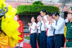 Lãnh đạo tỉnh Nghệ An dâng hoa, dâng hương tưởng niệm Hoàng đế Quang Trung