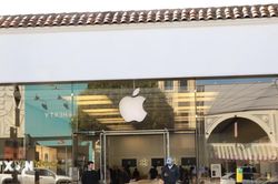 Apple ra mắt iPhone gập đầu tiên, mở bán từ ngày 23/10