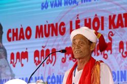 Người Sư cả làm 'cầu nối' cho ý Đảng lòng dân