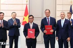 Tổng Bí thư, Chủ tịch nước Tô Lâm và Tổng thống Pháp chứng kiến trao văn kiện hợp tác giữa hai nước