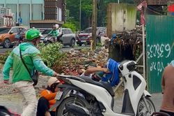 Rào chắn tuyến đường nối Đỗ Đức Dục - Mễ Trì, người dân chật vật tìm lối đi