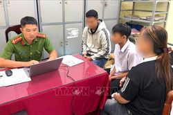 Xử lý hai thiếu niên chạy xe máy 'bốc đầu', không đội mũ bảo hiểm