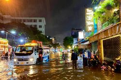 TP Hồ Chí Minh: Mưa lớn gây ngập tại nhiều khu vực