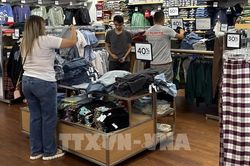 Doanh nghiệp bán lẻ Mỹ dùng tiền hoàn thuế quan để giảm giá