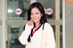 Jisoo (BLACKPINK) công khai ảnh trước và sau khi trang điểm, mặt mộc vẫn gây sốt