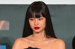 Nữ diễn viên Jung Ho Yeon khoe xương quai xanh nổi bật