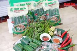 Làm món “nem trộn xoài” từ nem chua Hoa Thông