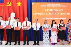 52 học viên tốt nghiệp Trung cấp Lý luận Chính trị