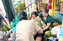 Nhân viên trạm y tế kịp thời xử trí an toàn cho sản phụ sinh con rớt tại tiệm tạp hóa