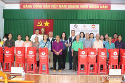 Hiệp hội Thương mại Đài Loan tại Đồng Nai trao quà cho các hộ khó khăn xã Tân An