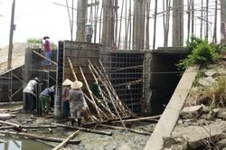 Khẩn trương gia cố đê Khu Ðông trước mùa mưa lũ