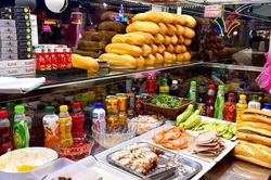 Gia Lai cảnh báo nguy cơ ngộ độc từ patê, sốt bơ trứng trong bánh mì