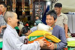 Chùa Bửu Châu trao 400 suất quà cho người dân khó khăn phường Thống Nhất