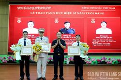 Đảng ủy Hải quan khu vực VI trao Huy hiệu 35 năm tuổi Đảng cho 3 đảng viên đợt 2/9/2026