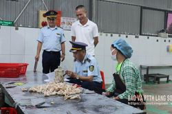 Kiểm tra việc chấp hành quy định pháp luật về an toàn thực phẩm tại cơ sở sơ chế chân gà