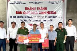 Trao kinh phí hỗ trợ làm nhà cho thân nhân liệt sĩ