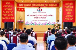 Lào Cai: Các địa phương tổ chức trao tặng Huy hiệu Đảng đợt 2/9