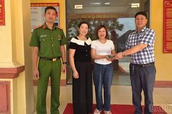 Công an Lào Cai hỗ trợ người dân trao trả gần 200 triệu đồng chuyển khoản nhầm và giúp người đàn ông trở về nhà an toàn