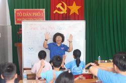 Trao tiếng Anh, mở tương lai làm du lịch cho trẻ vùng biển