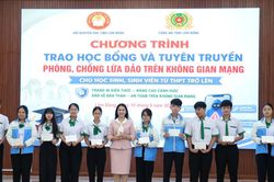 Trao học bổng, tiếp sức học sinh khu vực phía Tây Lâm Đồng