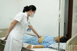 Suy gan cấp vì tự ý dùng thuốc nam điều trị đau khớp