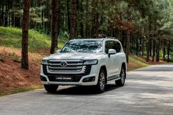 Toyota Land Cruiser 300 HEV chính thức có mặt tại Việt Nam, giá từ 4,71 tỷ đồng
