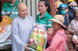 Chùa Hải Vân (TP.HCM) trao 700 túi gạo yêu thương đến các gia đình khó khăn