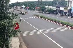 Cắt đầu xe tải để sang đường, xe máy bị ủi đi một đoạn dài