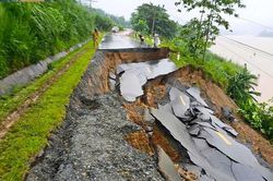 Cục Đường bộ cảnh báo nguy cơ bão, mưa lớn, sạt lở, yêu cầu sẵn sàng ứng phó