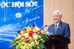 Phó Chủ tịch Thường trực Quốc hội Đỗ Văn Chiến dự Hội nghị chuyển giao Bộ học liệu 'Bình dân học vụ số' tại Ninh Bình