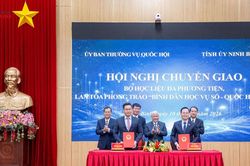 Chuyển giao Bộ học liệu 'Bình dân học vụ số' cho tỉnh Ninh Bình