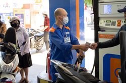 Giá xăng E10 tăng hơn 1.400 đồng/lít