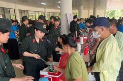 Trao 1.000 suất cháo nhân ái tại Bệnh viện Ung bướu tỉnh Thanh Hóa