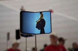 Apple ra mắt iPhone gập đầu tiên