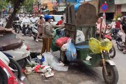 Thu gom rác giờ cao điểm, giao thông thêm ùn tắc