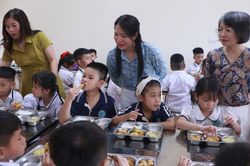 Rà soát quy trình tổ chức bữa ăn bán trú tại xã Trung Giã