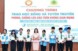 Hội Khuyến học Lâm Đồng trao học bổng và phối hợp tuyên truyền phòng chống lừa đảo trên không gian mạng