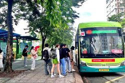 Tăng cường 13 xe buýt phục vụ sinh viên Khu đô thị Đại học Quốc gia Thành phố Hồ Chí Minh giờ cao điểm