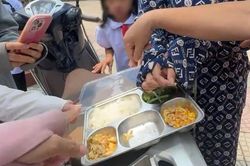 Bữa ăn bán trú đầu năm: Học sinh chờ cơm, phụ huynh lo chất lượng