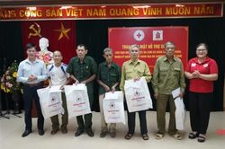 Hỗ trợ sinh kế cho 5 gia đình nạn nhân chất độc da cam