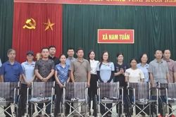 Tặng 30 xe lăn cho người khuyết tật xã Nam Tuấn