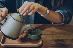 Người thường xuyên uống trà cần tránh 7 thói quen này