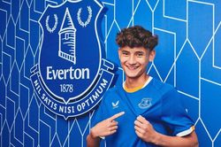 Cầu thủ Việt kiều Arthur Barratt ký hợp đồng chuyên nghiệp với Everton