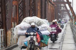 Không khí lạnh đầu mùa tràn về, miền Bắc chuyển mát, Trung Bộ và Nam Bộ mưa lớn