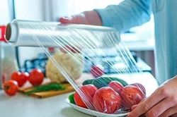 Nhiều gia đình dùng màng bọc thực phẩm mỗi ngày nhưng lại bỏ qua những điều này