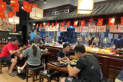 Đĩa cơm, tô bún 30.000 đồng biến mất, người dân phải chi tiêu ăn uống ra sao?