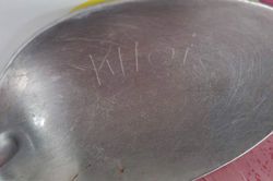 Phát hiện 2 chiếc thìa khắc tên trong 2 phần mộ liệt sĩ chưa xác định danh tính