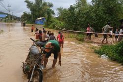 1.000 học sinh một xã ở Lâm Đồng tạm nghỉ học do ngập lụt