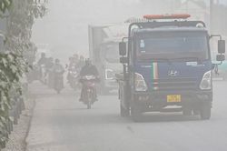 'Bão bụi' mù mịt từ các công trường bủa vây đường phố Hà Nội